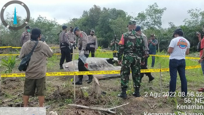 Bunyi Dentuman Keras, Serpihan Roket China Jatuh Di Kalbar