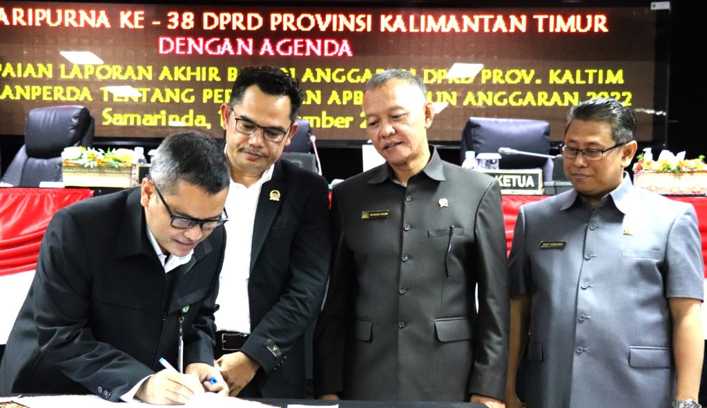 Pj Sekda dan Ketua DPRD Teken Persetujuan P-APBD Kaltim TA 2022