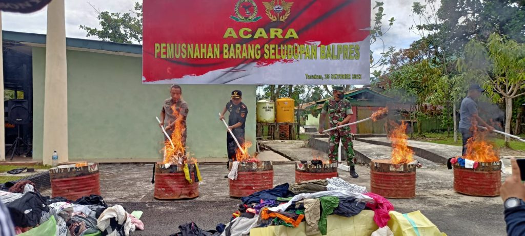 Pakaian Bekas Selundupan Dimusnahkan