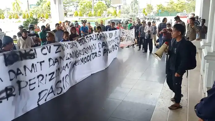 Ratusan Penambang Pasir Sungai Kandilo ‘Ngamuk’