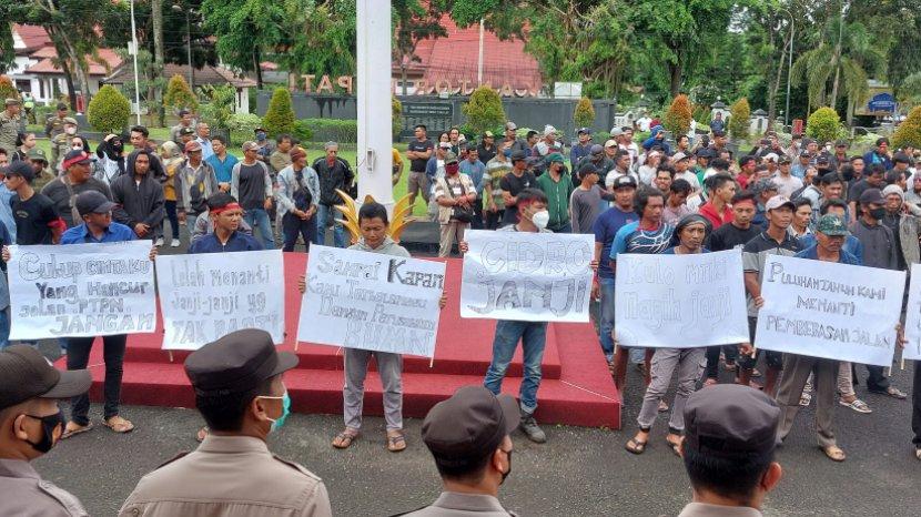 Menuntut Bebas Jalan di Lahan HGU