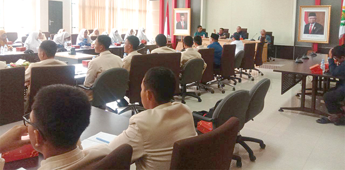 Kantor Dewan Digeruduk ‘Putih Abu-abu’