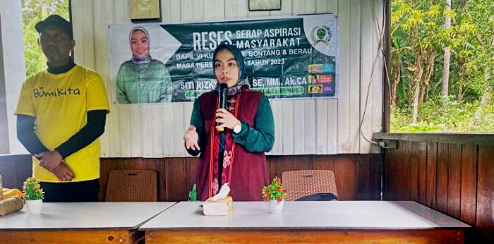 Siti Rizky Amelia Ajak Warga Maratua Perangi Sampah Plastik