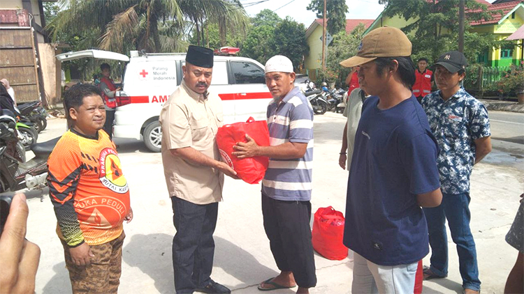 Bupati Bagi Sembako Untuk Jukir dan Petugas Kebersihan