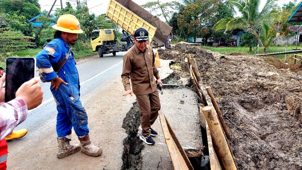 Wakil Ketua DPRD Kaltim Tegur Proyek Rusak Jalan Provinsi