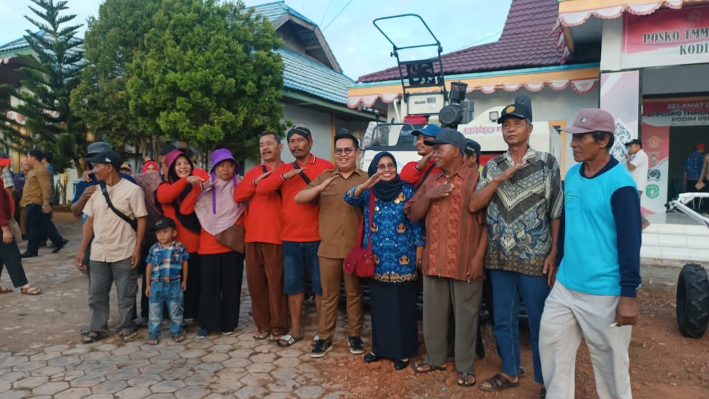 Rendi Turun Langsung Beri Bantuan Pertanian di Muara Kaman