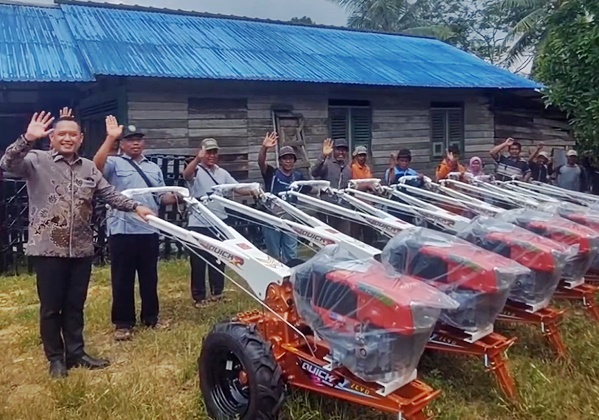 Seno Aji Berikan Bukti Perhatiannya Kepada Petani Kukar