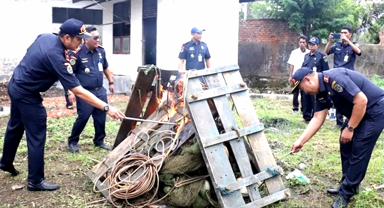 Tindak Tegas Pelaku Illegal Fishing, DKP Kaltim Musnahkan Barbuk Alat Tangkap Ikan Tak Ramah Lingkungan