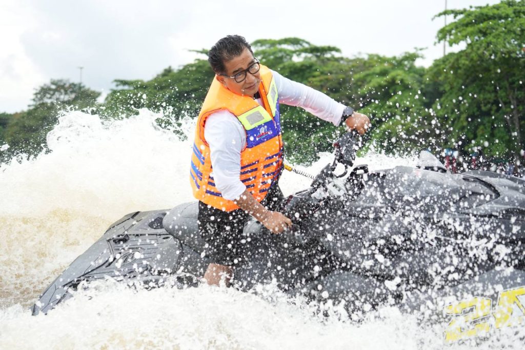 Nikmati Potensi Sungai Mahakam, Akmal Malik Main Jetski