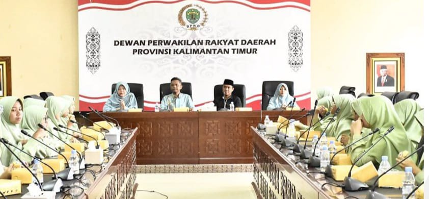 Siswa SMPN IT Cordova di Kantor DPRD Kaltim, Encik Wardani Bagi Pengetahuan