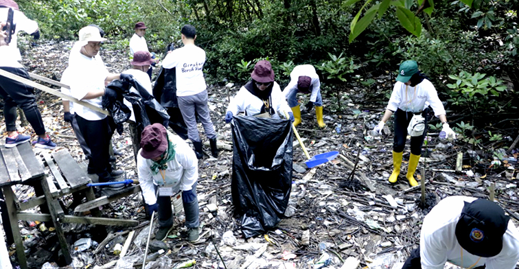 Bulan Cinta Laut, Berbas Pantai Bersih dari Sampah