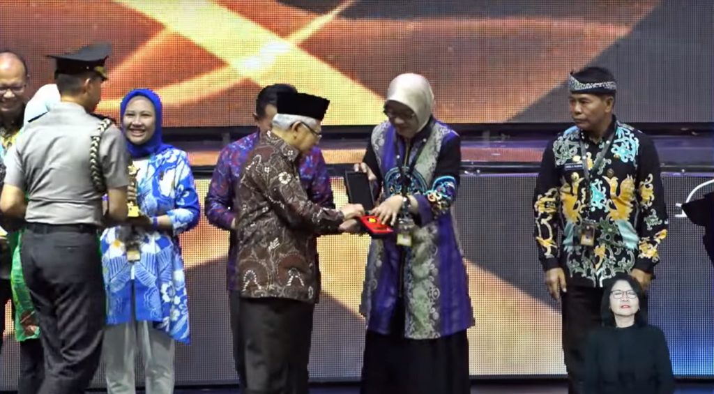 Sri Wahyu Wakili PJ Gubernur Terima Penghargaan Naker Award 2023