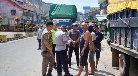 Polisi Ketapang Lakukan Penertiban Parkir Kendaraan di Badan Jalan