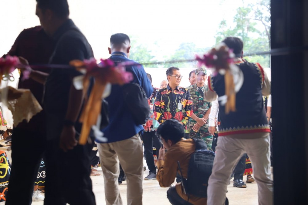 Sempatkan Sholat Jumat di Masjid Jami’ Baitul Muttaqin Usai Kunjungan Kerja ke Mahulu