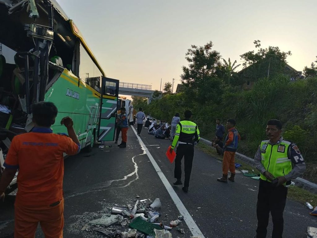 Truk Tronton vs Bus Guru, Dua Nyawa Melayang