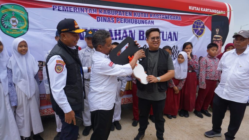 Rendi Solihin Beri Bantuan Perikanan di Muara Badak, Program 25 Ribu Nelayan Berlanjut