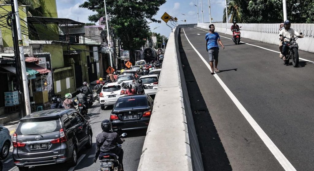 Pria Ditemukan Tewas Jam 5 Pagi di Bawah Flyover Tanjung Barat