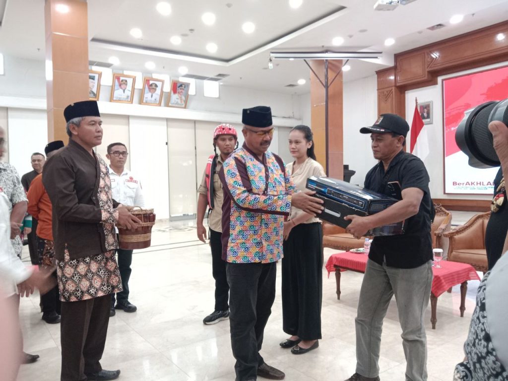 Edi Damansyah Serahkan Bantuan Kepada Kelompok dan Komunitas Seni Kukar