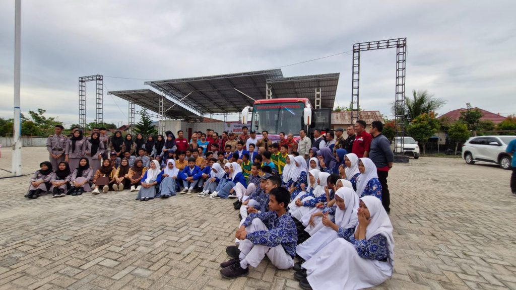 Rendy Serahkan Bantuan Bus Sekolah, Gina Tingkatkan Keamanan Siswa Siswi