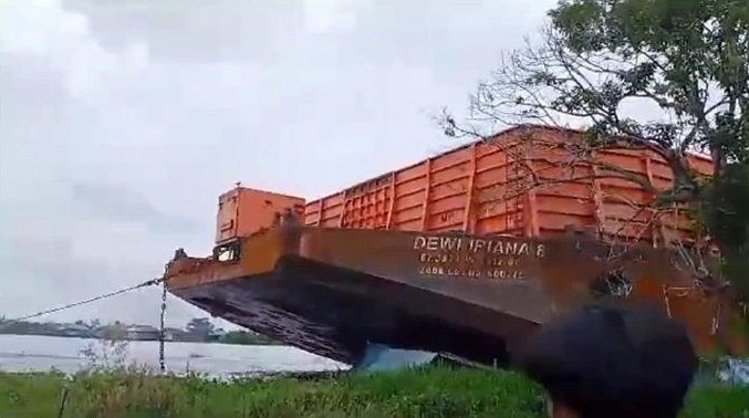 Tongkang di Sungai Barito Meluncur Kencang Hingga Hancurkan Rumah Warga