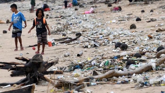 Serbuan Sampah: Pantai Kedonganan Berubah Jadi Lautan Plastik