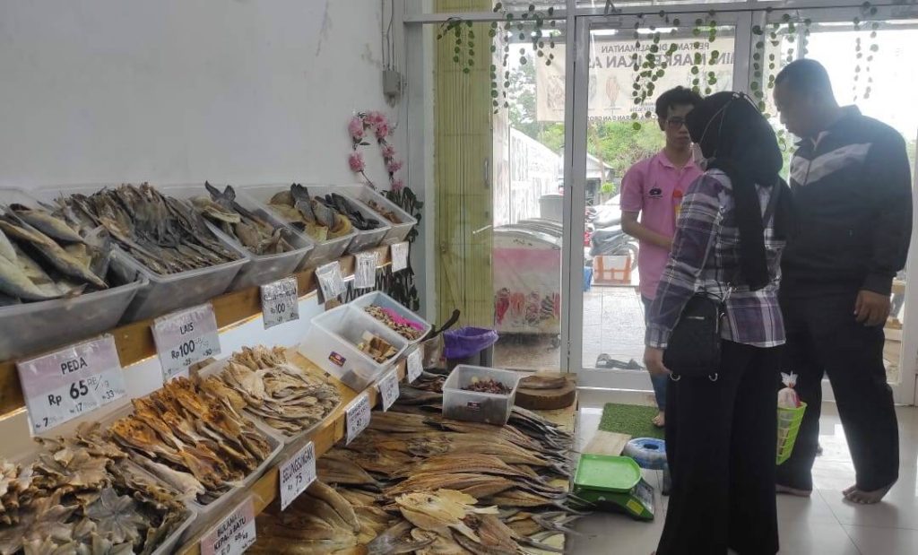 Gelapkan Uang Penjualan Rp300 juta, Kasir Mini Market Ikan Asin Divonis Dua Tahun