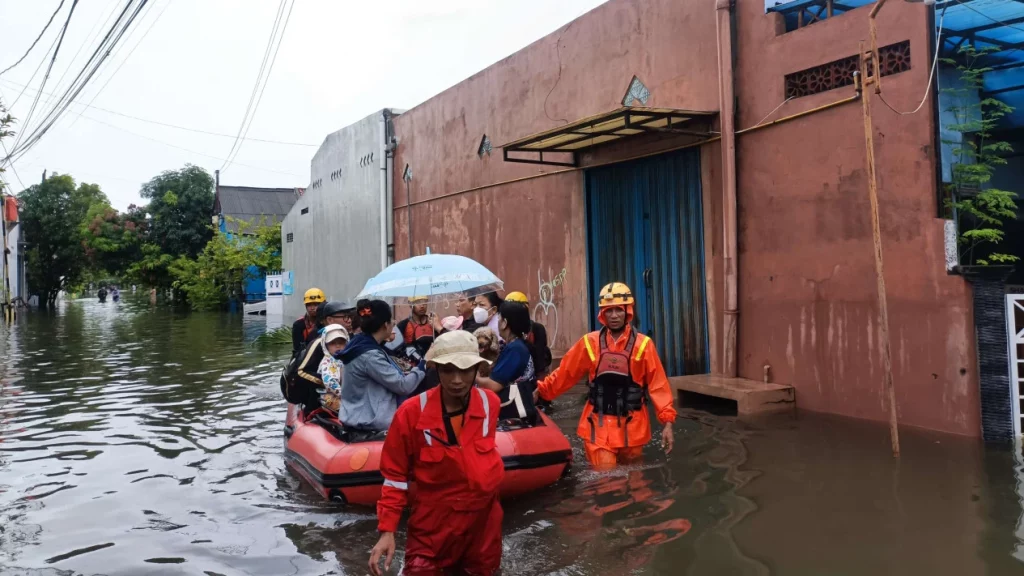 Pasien Rujukan RSI Sultan Agung Semarang Dievakuasi Pakai Perahu Karet