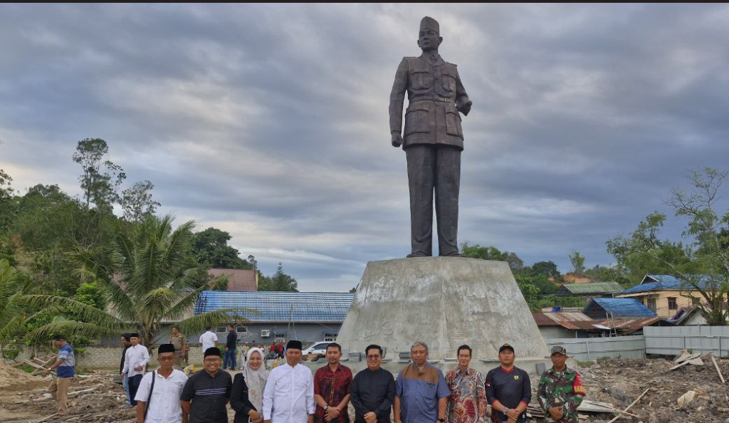 Rendi Solihin Mengunjungi Monumen Patung Bung Karno dalam Safari Ramadhan di Sangasanga