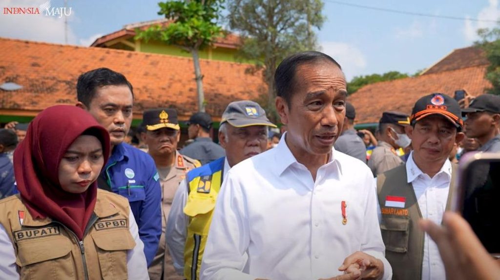 Jokowi Tinjau Banjir di Demak dengan Menteri Basuki