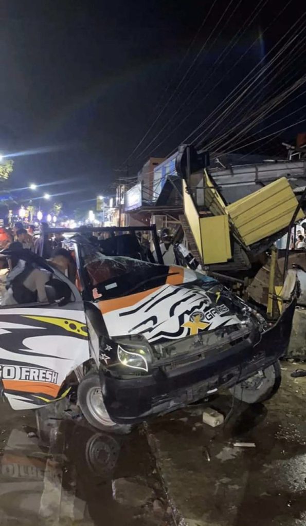 Mobil Pickup Melaju Kencang Hingga Tabrak Booth Kebab, 4 Selamat dan 1 Tewas