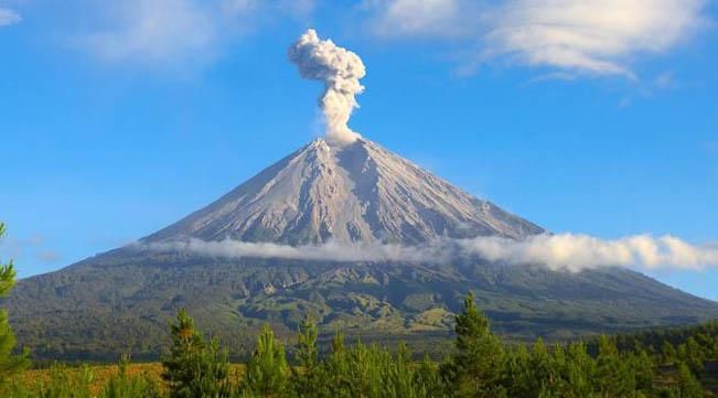 Kondisi Terkini: Erupsi Gunung Semeru Timbulkan Hujan Abu Vulkanik Tinggi 1.000 Meter