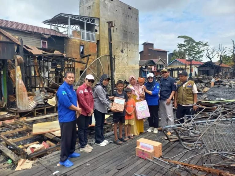 Sri Umi Daryatun dan Forum Puspa Kapuas Bantu Korban Kebakaran Desa Mambulau