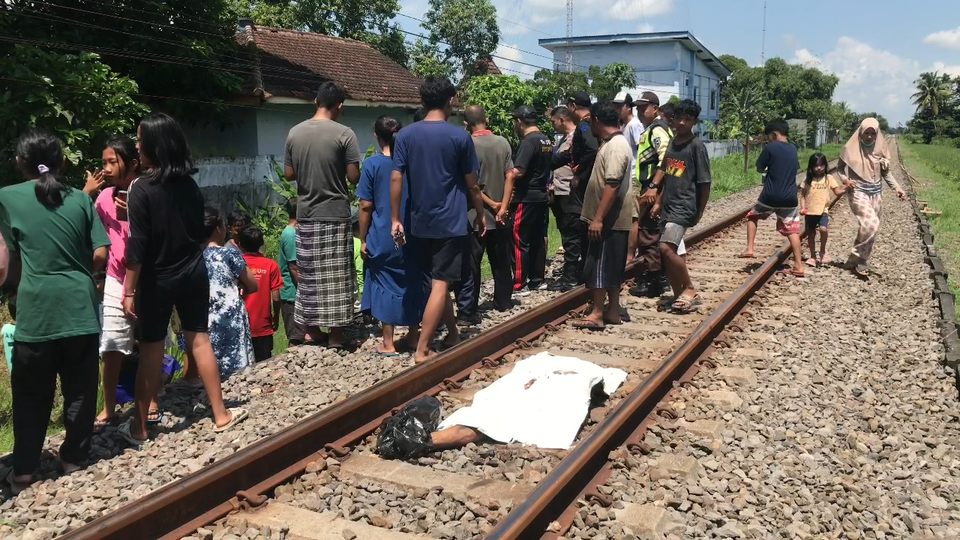 Tragedi Jalur Kereta! Pengendara Motor Meninggal Tetabrak KA Sritanjung