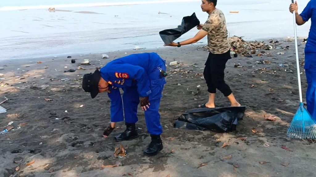 Sambut World Ocean Day 2024, Satpol Airud Polres Sukabumi Gelar Aksi Bersih-Bersih di Pantai Citepus