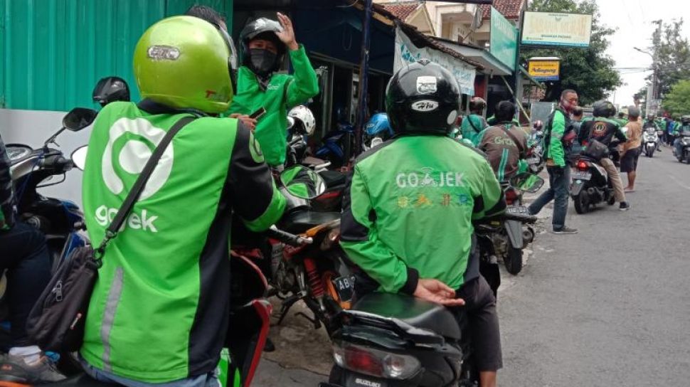 Kejadian di Depok: Ojol Ngamuk, Ancam Bunuh Konsumen dan Tendang Motor, Anak Terluka Pecahan Kaca