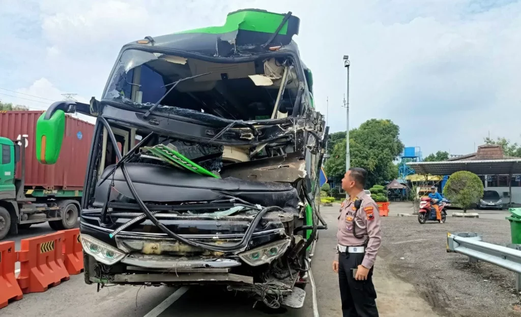 Kecelakaan di Tol Semarang, Bus Wisata Rombongan Pelajar SMK Purworejo Tabrak Pembatas