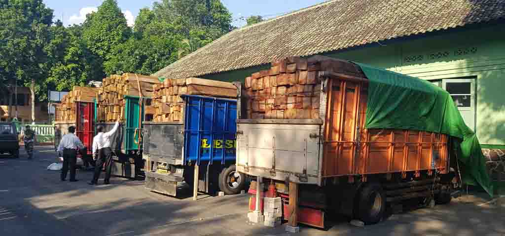 4 Truk Kayu Tanpa Izin Ditahan Warga di Siosar