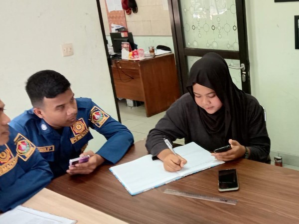 Video Viral: Damkar Temanggung Bantu Siswi SMK Mohon Tolong Kerjakan Tugasnya