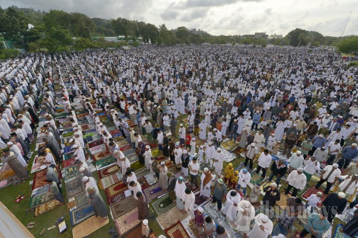 Ribuan Warga Padati Lapangan Merdeka Balikpapan untuk Salat Idul Adha