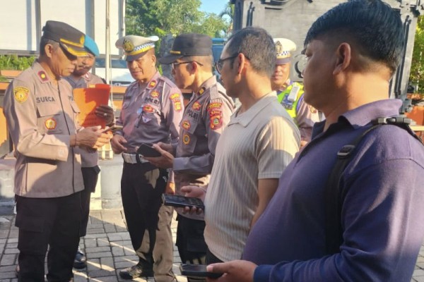 Cegah Judi Online, Kapolsek Denpasar Selatan Periksa Handphone Seluruh Anggota