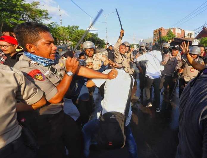 Insiden di Makassar: Pendemo Banting Polisi, Kepala Polisi Bocor dan Kejang