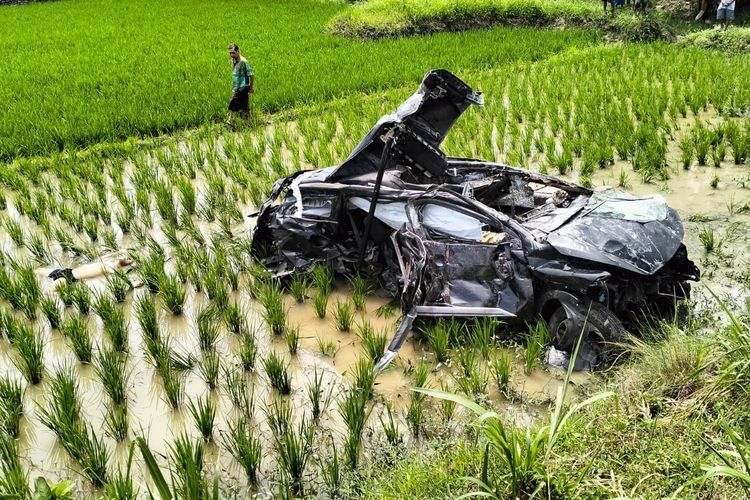 Ayah dan 5 Anaknya Tewas dalam Kecelakaan Toyota Rush Tertabrak Kereta Api di Deli Serdang