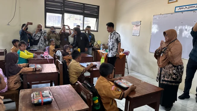Gibran dan Teguh Kunjungi Program Makan Bergizi Gratis di SDN Tugu Jebres Solo