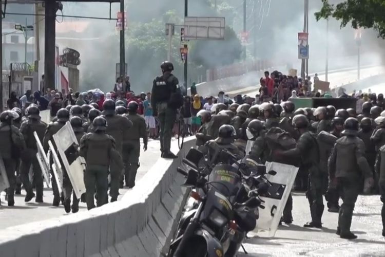 Polisi Venezuela Bentrok dengan Demonstran Pasca Hasil Pilpres