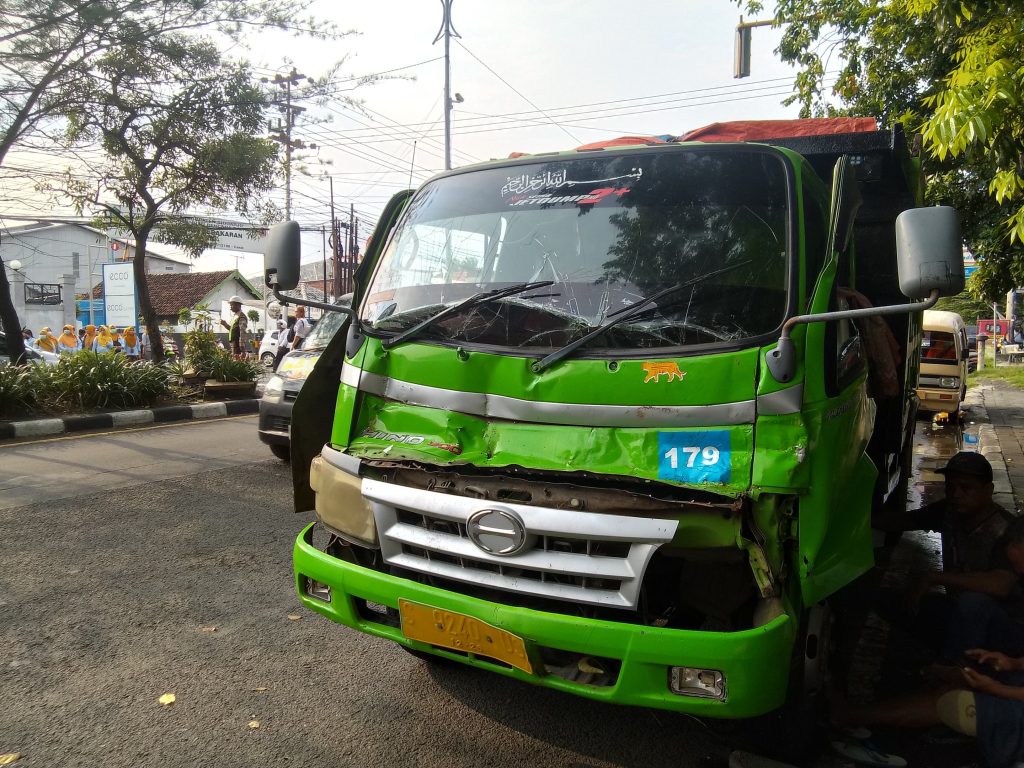 Kecelakaan Truk di Candi Sidoarjo: Truk Tabrak Truk Lain, Bodi Naik ke Taman