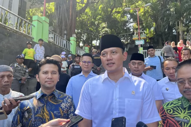 AHY Berikan Sertifikat Tanah Makam dan Masjid Warisan Sunan Giri