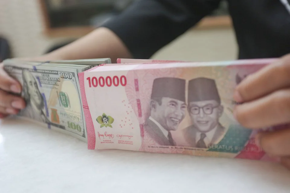 Akibat Rencana Pembatasan Ekspor Semikonduktor oleh Biden, Rupiah Melemah