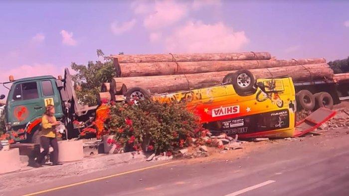 Kecelakaan Fatal di Tol Kebomas Gresik: Tabrakan Mobil Elf dengan Truk Kayu, Sebabkan Kematian 2 Orang