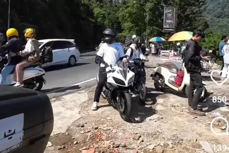 Juru Parkir Liar Muncul Usai Pembongkaran Lapak PKL di Puncak Bogor