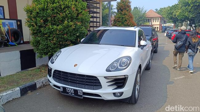 Mobil Porsche Diamankan KPK dari Tangan Pegawai Palsu